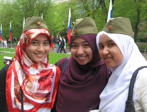 Студентки из Малайзии празднуют День Победы в Волгограде уже второй год. 9 мая 2011 г. Фото "Кавказского узла"