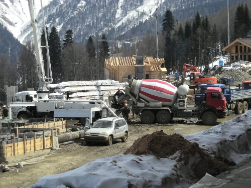 Строительство лыжно-биатлонного стадиона, вид с верхнего яруса. 27 апреля 2011 г. Фото "Кавказского узла"