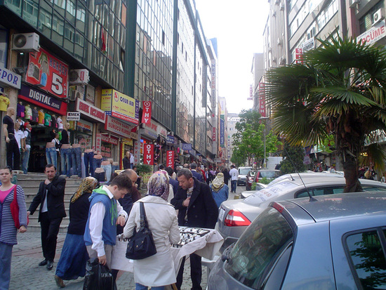 "Столик"... продают часы, парфюмерию и др. мелочь на одной из улиц Стамбула.