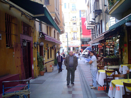 Типичное сСтамбульскре уличное кафе.