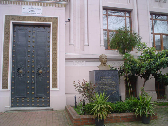 Бюст Ататюрка во вдоре гимназии.