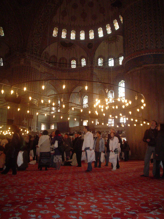 Туристы в мечети Султан-Ахмед.