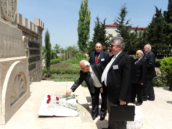 Возложение цветов у Памятника погибшим студентам АрГУ в карабахской войне.