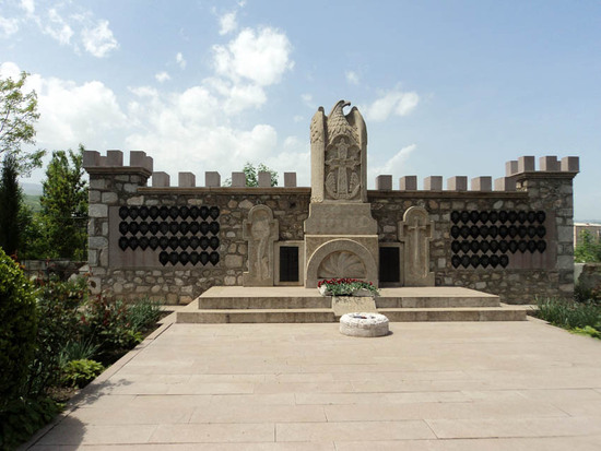 Памятника погибшим студентам АрГУ в карабахской войне во дворе университета.