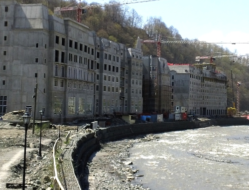 Курорт Роза Хутор. Строительство отелей на левом берегу реки Мзымты. 27 апреля 2011 г. Фото "Кавказского узла"