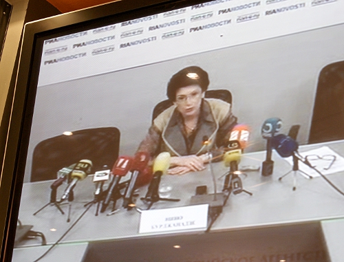 Нино Бурджанадзе отвечает на вопросы участников видеомоста "Москва-Тбилиси", организованного РИА-Новости. 24 мая 2011 г. Фото "Кавказского узла"