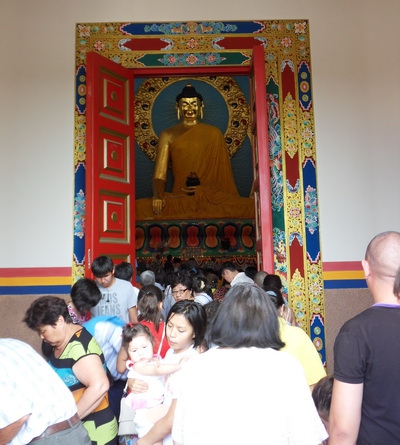 Верующие посещают храм "Золотая обитель Будды Шакьямуни". Элиста, Калмыкия, 15 июня 2011 г. Фото "Кавказского узла"
