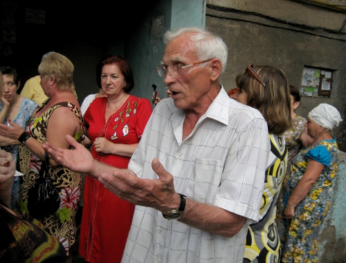 Пенсионеры и инвалиды, проживающие в доме No.46, заявляют, что жизнь без лифтов превратилась для них в ад. Астрахань, 17 июня 2011 г. Фото "Кавказского узла"