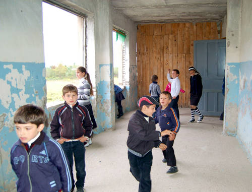 Во время перемены дети бегают по коридору школы с преподаванием на грузинском языке, расположенной в одном из сел в Нижнем Гали. Абхазия, октябрь 2010 г. Фото: © Human Rights Watch