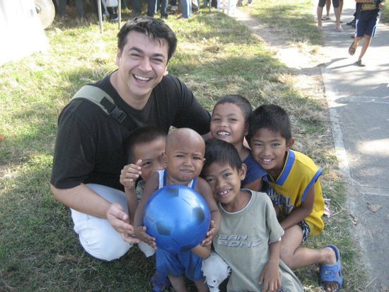 Имам Вахедин с детьми в лагере