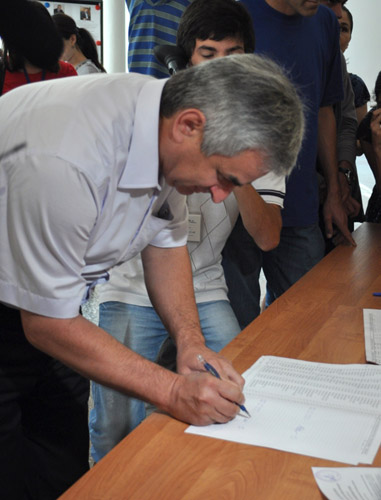 Рауль Хаджимба расписывается в получении бюллетеня на избирательном участке. Абхазия, Сухум, 26 августа 2011 г. Фото "Кавказского узла"