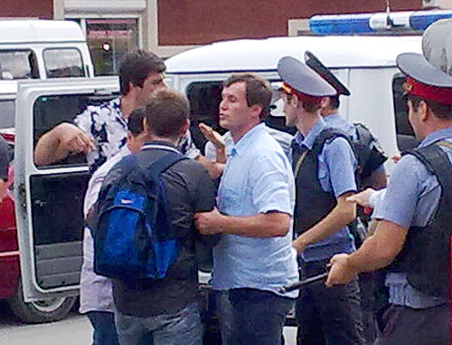Полиция задерживает одного из участников протестной акции у прокуратуры Дагестана. Махачкала, 26 августа 2011 г. Фото "Кавказского узла"