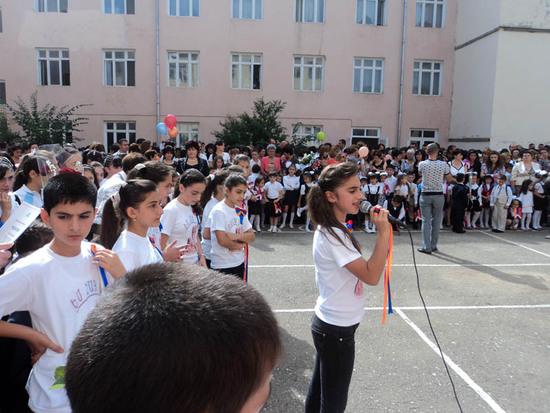 Школьница 7 класса поёт песню о Карабахе.