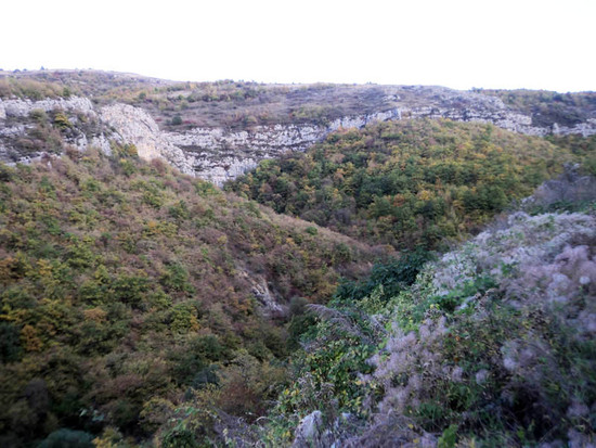 Осень в Карабахе. Внизу глубокое ущелье...