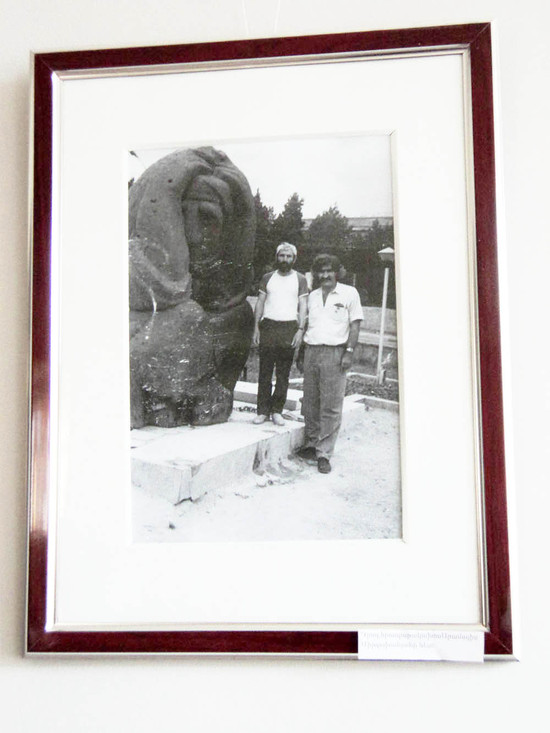МАСТЕР (крайний слева) рядом со своей работой, посвящённой жертвам землетрясения в 1988 году. Фотовыставка.