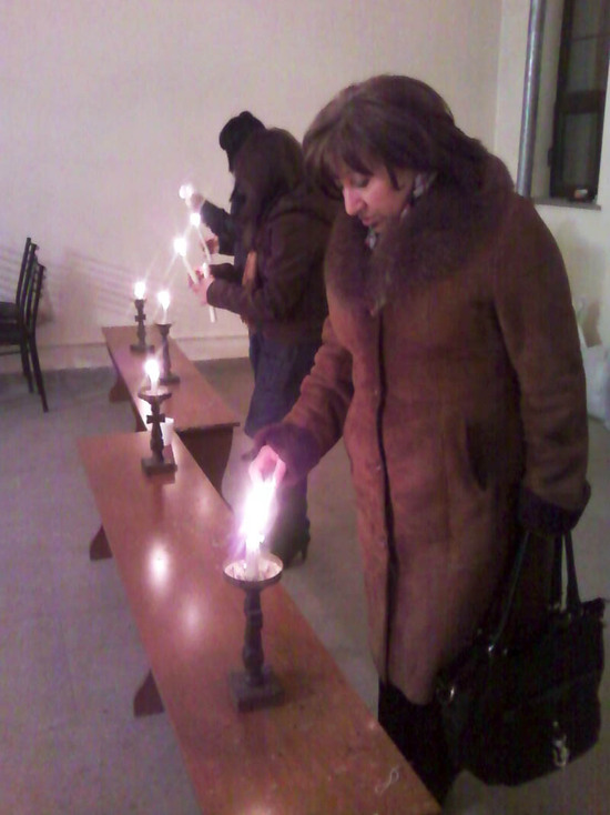 Степанакертская церковь. Люди приходят, чтобы там зажечь свечу и отнести её домой...