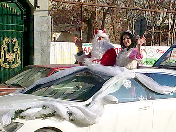 Поздравление с Новым годом в Махачкале, Дагестан. 30 декабря 2011 г. Фото Ахмеднаби Ахмеднабиева для "Кавказского узла"