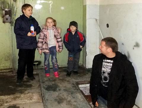 Роман Ревенко с сыном и племянниками в гараже. 24 декабря 2011 г. Фото Светланы Кравченко для "Кавказского узла"
