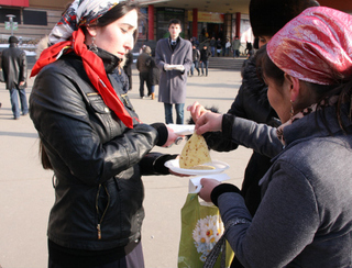 Активисты кавказской молодежи угощают москвичей хычинами в память о жертвах депортации. Фото Азрета Шогенова