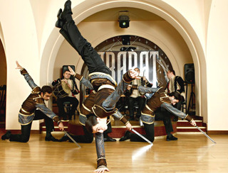 Армянские танцы. Фотографии предоставлены компанией ''Фолк-Данс''