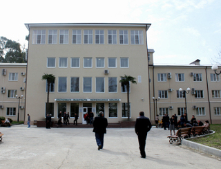 Здание Республиканской больницы в Сухуме. Абхазия, 6 апреля 2012 г. Фото Анжелы Кучуберия для "Кавказского узла"