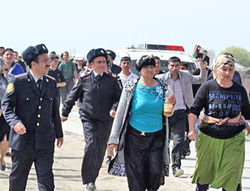 Жители села Минбаши, сопровождаемые полицией, направляются к дорожной развилке для перекрытия автомагистрали Сабирабад – Ширван. Азербайджан, Сабирабадский район, 10 апреля 2012 г. Фото: Радио Азадлыг, RFE/RL