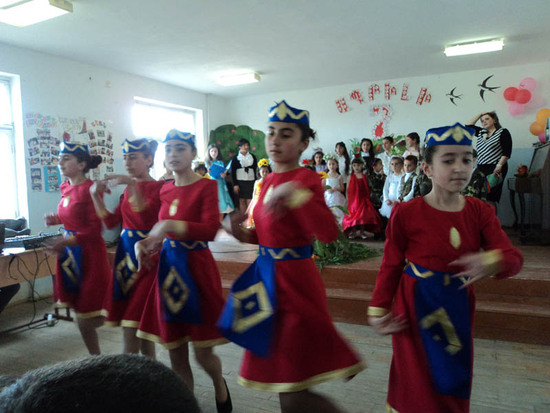 Воспитанницы центра танцуют армянский народный танец.