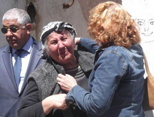 Ширинбаджи Алиеву (в центре) выселяют из ее дома по адресу Мирза Ага Алиева, 211. Баку, 23 апреля 2012 г. Фото: www.musavat.com