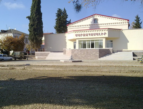 Здание спорткомплекса в Мартуни. Нагорный Карабах, декабрь 2011 г. Фото Марута Ваняна