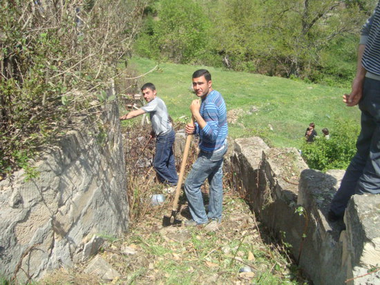 на переднем плане, с лопаткой, стоит Ваган Савадян, начальник ЖКХ, а второй, чуть ниже, Сасун Амбарцумян, агроном-специалист по защите растений.
