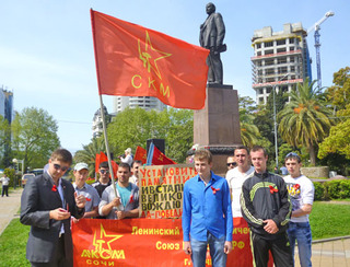 Комсомольцы на митинге КПРФ. Сочи, 1 мая 2012 г. Фото Светланы Кравченко для "Кавказского узла"