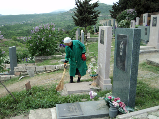 Место, где похоронены погибшие содаты и офицеры в Карабахской войне. Там тоже уибрают...