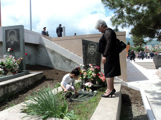 Женщина с внучкой прила навестить могилу брата.