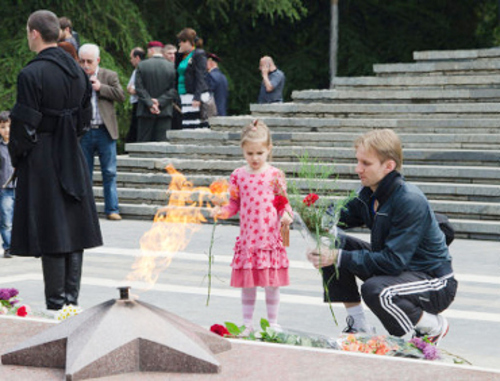 Тбилиси, 9 мая 2012 г. Возложение цветов к "Вечному Огню" в парке Ваке. Фото: Александр Имедашвили, NEWSGEORGIA