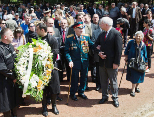 Тбилиси, 9 мая 2012 г. Возложение венков к могиле Неизвестного солдата в парке Ваке. Фото: Александр Имедашвили, NEWSGEORGIA