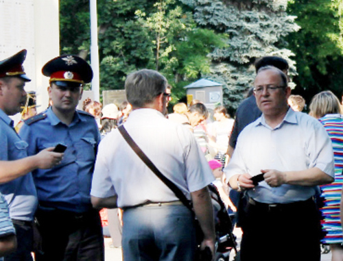 Краснодар, 20 мая 2012 г. Вице-мэр Сергей Васин (справа) совещается с полицией, наблюдая за акцией гражданских активистов. Фото Никиты Серебрянникова для "Кавказского узла"