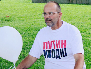 Активст Виктор Чириков на акции "белых ленточек". Краснодар, 20 мая 2012 г. Фото Никиты Серебряникова для "Кавказского узла"