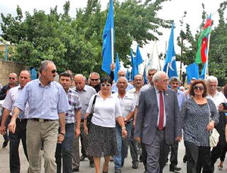 Иса Гамбар (второй справа) во время митинга. Азербайджан, 28 мая 2012 г. Фото ИА Туран