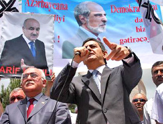 Выступление Али Керимли (справа). Азербайджан, 28 мая 2012 г. Фото ИА Туран