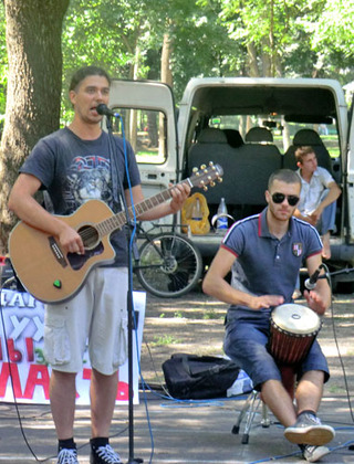 Выступление молодежной рок-группы. Краснодар, 12 июня 2012 г. Фото Натальи Дорохиной для "Кавказского узла"