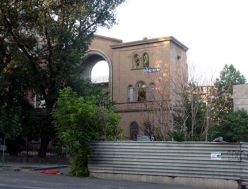 Единственный уцелевший фасад гостиницы "Севан". Ереван, 14 июня 2012 г. Фото Армине Мартиросян для "Кавказского узла"