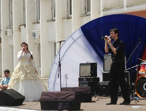 Молодежный коллектив выступает на временной сцене перед зданием городской администрации Пятигорска. 16 июня 2012 г. Фото Ражапа Мусаева