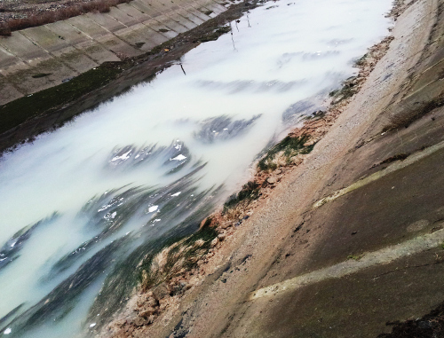 Вода канала, отравленная промышленными стоками. Дагестан, Кизилюртовский район, село Комсомольское, 2012 г. Фото Рустама Шапиева