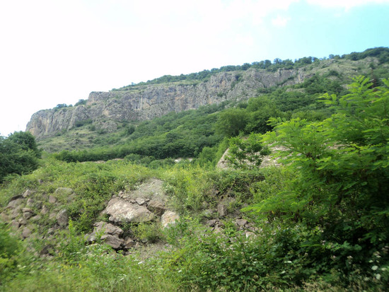 Скалистые горы. Отсюда проходит граница между Аскеранским и Мардакертским районами Нагорного Карабаха.
