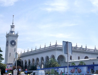 Здание железнодорожного вокзала в Сочи. 4 июля 2012 г. Фото Светланы Кравченко для "Кавказского узла"