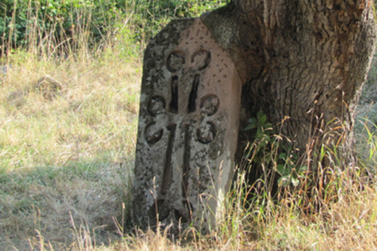Хачкар на действующем кладбище села Гюлатах. Это место считается священным. Мартакертский район. 