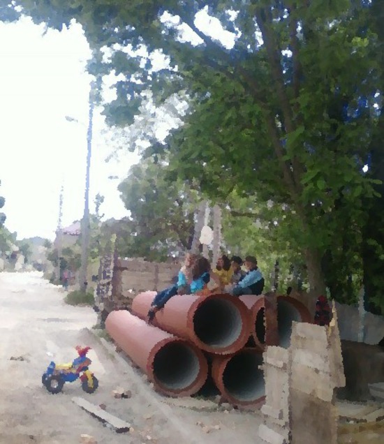полотно  маслом «Дети играющие на канализационных трубах»