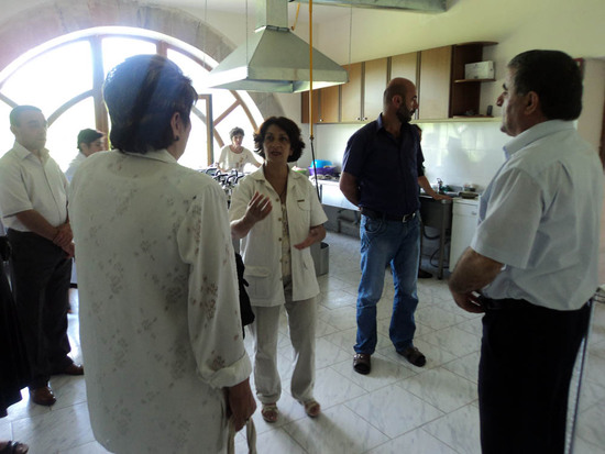 Ирина показывает министру просвещения Хачатряну и его работникам кухню, где готовят пищу детям.