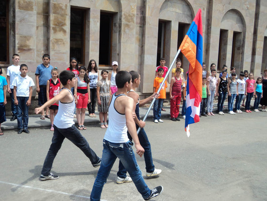 Дети выносят флаг Нагорного Карабаха.