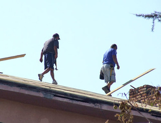 Строители чинят крышу. Грузия, Телави, июль 2012 г. Фото Эдиты Бадасян для "Кавказского узла"